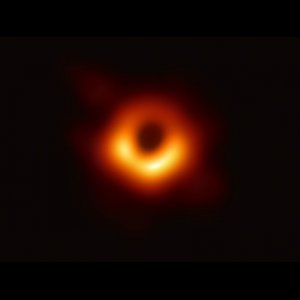 A imagem revela o buraco negro no centro de Messier 87